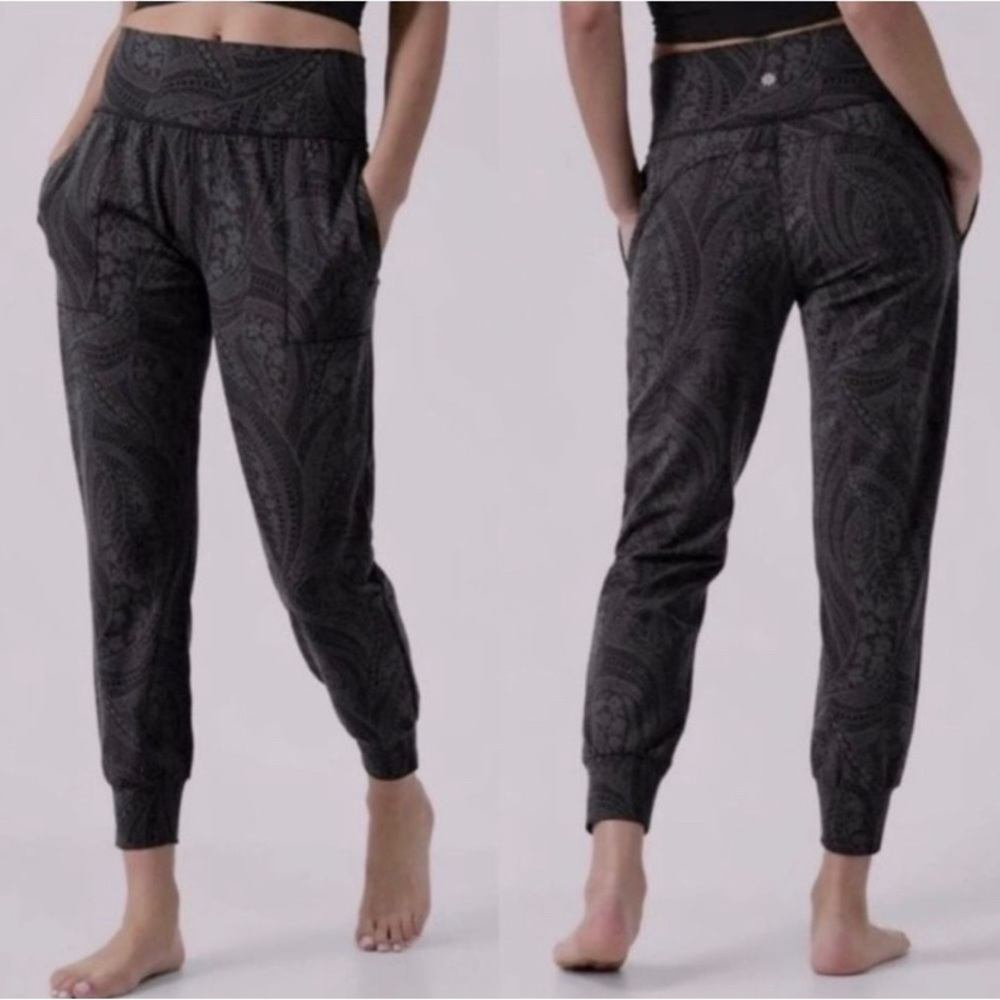Athleta Salutation Textured Knit Joggers.  High waist wide band.  Size S